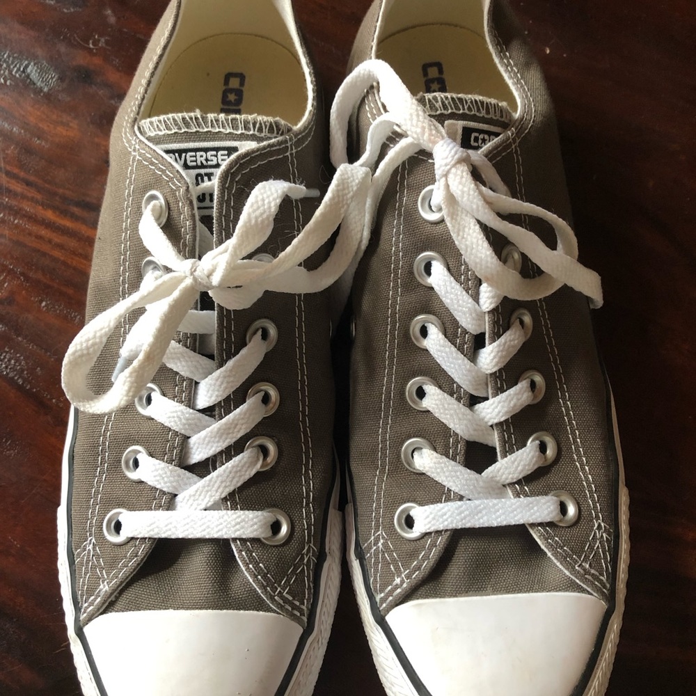 Converse low top sneakers tennis shoes womens sz 9